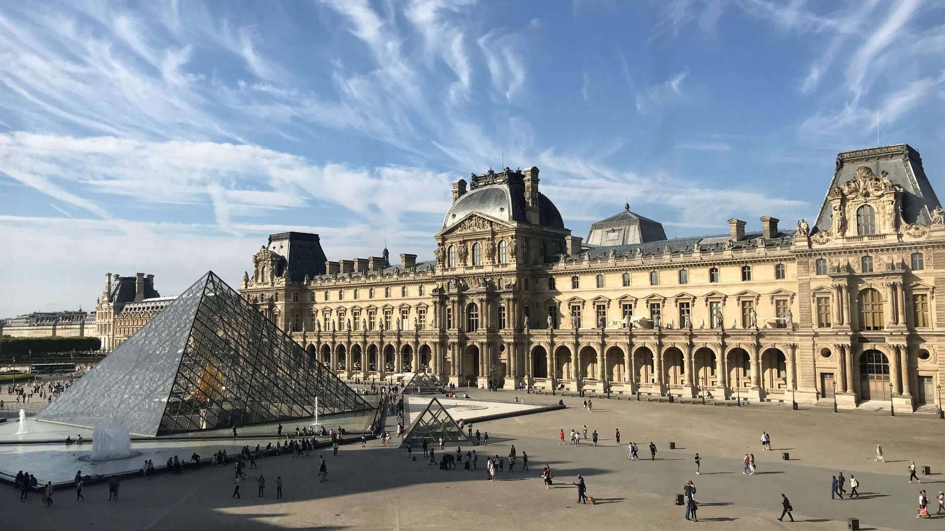 Musée du Louvre et sa Pyramide, Paris Hôtel Proche Moulin Rouge Relais Montmartre
