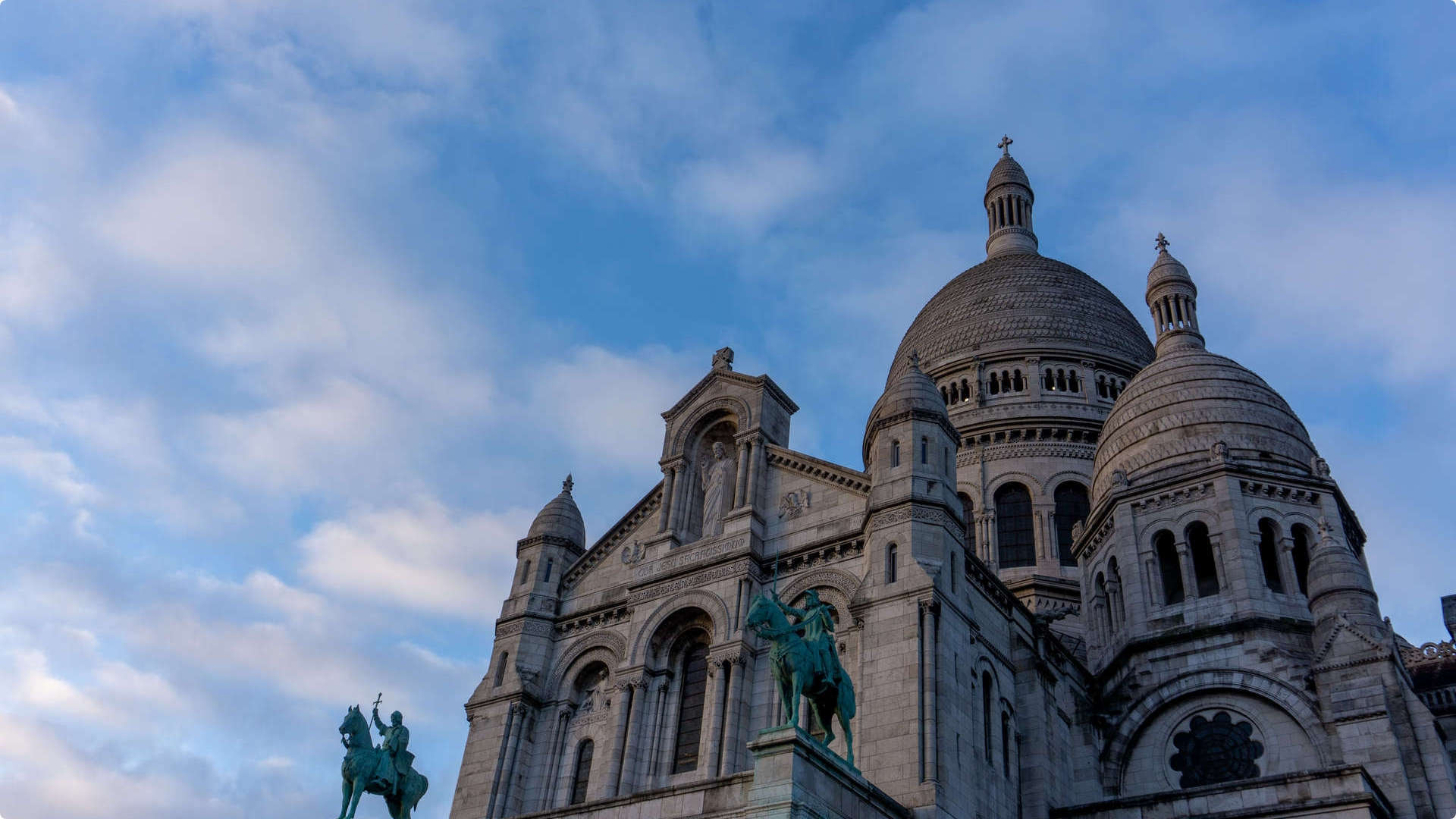 Basilique Sacré Cœur à Paris au crépuscule Hôtel de Luxe Montmartre Relais Montmartre