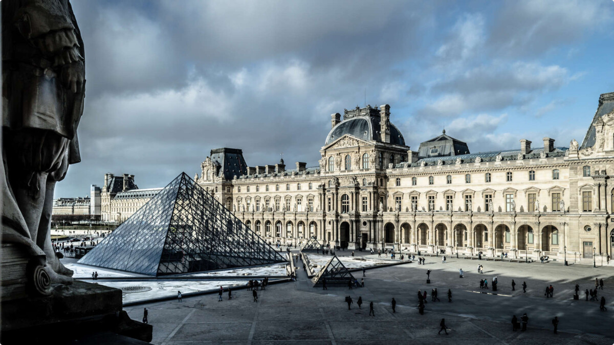 Cour Napoléon du Louvre, Pyramide, Paris Hôtel 4 Étoiles Montmartre Relais Montmartre