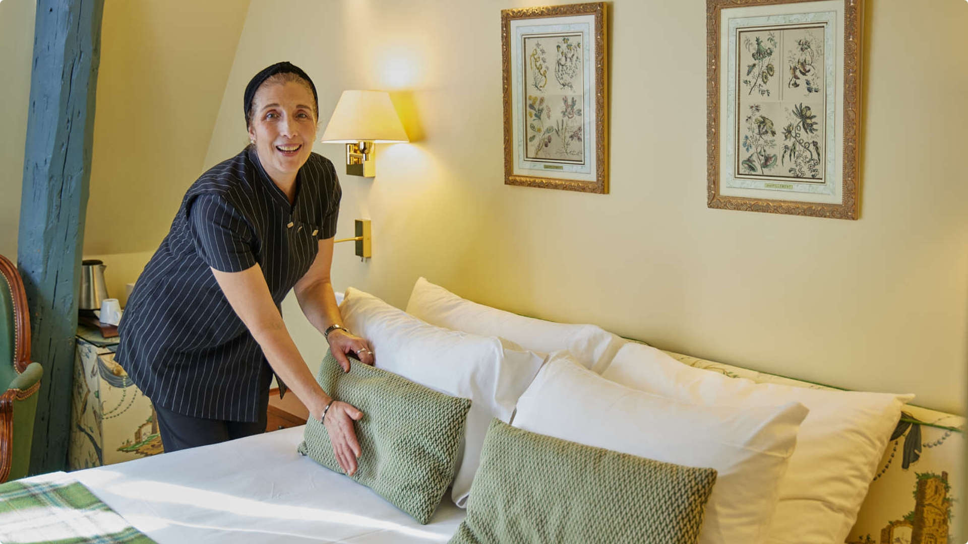 Femme préparant chambre d'hôtel élégante Hôtel Paris 18 Relais Montmartre